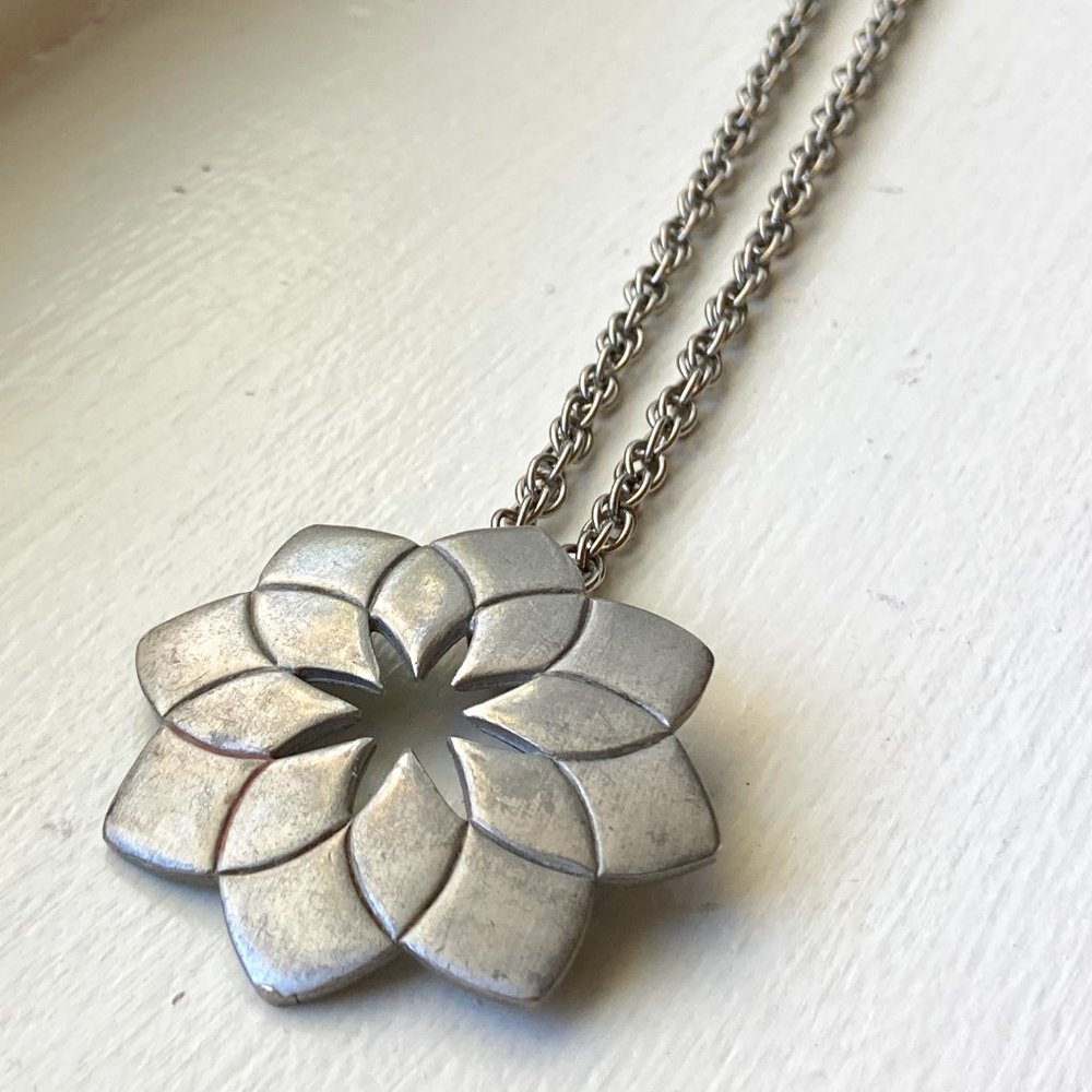 Floral Pendant Chain Necklace